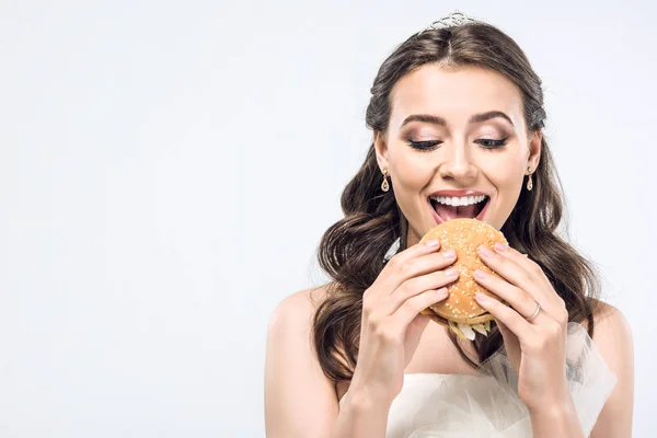 Щаслива Молода Наречена Весільній Сукні Їсть Гамбургер Ізольовано Білому — стокове фото