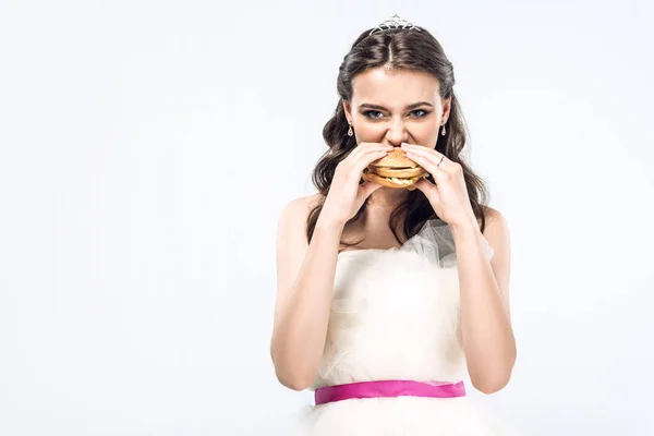 Aantrekkelijke Hongerige Jonge Bruid Trouwjurk Eten Hamburger Geïsoleerd Wit — Stockfoto