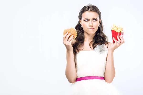 Promyšlené Mladá Nevěsta Svatebních Šatech Burger Hranolky Vyhledávání Izolované Bílém — Stock fotografie