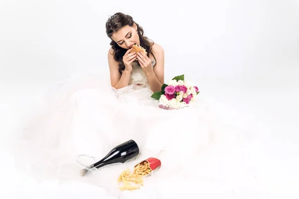 Visão Alto Ângulo Noiva Jovem Vestido Casamento Comer Fast Food — Fotografia de Stock