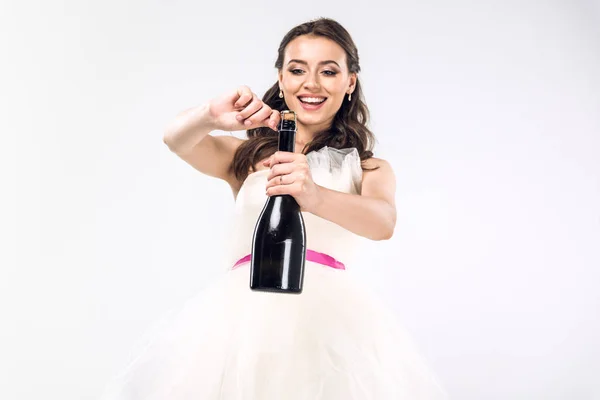 Gelukkig Jonge Bruid Trouwjurk Openen Van Fles Champagne Geïsoleerd Wit — Stockfoto
