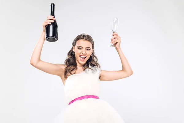 シャンパン ボトルとグラスの白で隔離がウェディング ドレスでパーティーの若い花嫁 — ストック写真