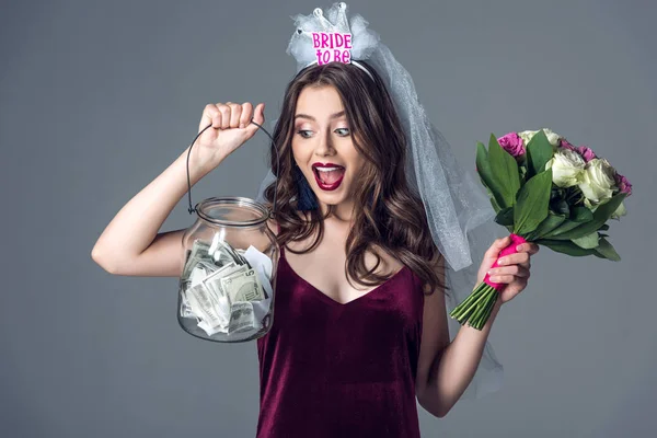 ベールのための灰色に分離されてお金の瓶を見て花の独身パーティでショックを受けた未来の花嫁 — ストック写真