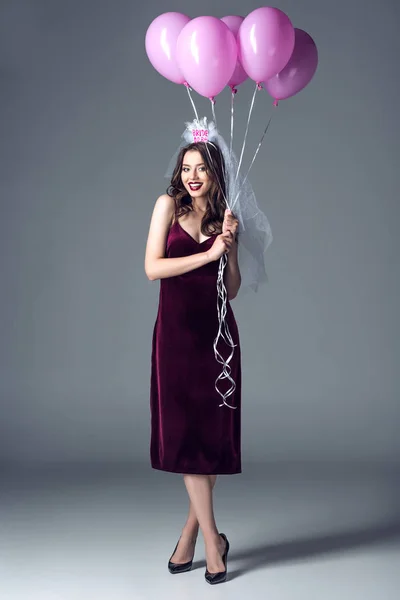 Glückliche Zukünftige Braut Schleier Für Junggesellenabschied Hält Haufen Pinkfarbener Luftballons — kostenloses Stockfoto