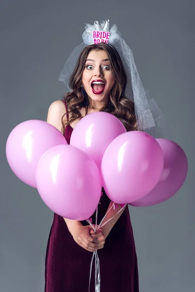 ベールのための灰色に分離されたピンクの気球の独身パーティー開催束で未来の花嫁を興奮 — ストック写真