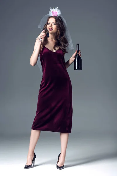 Mooie Toekomstige Bruid Veil Voor Bachelorette Partij Champagne Drinken Grijs — Stockfoto