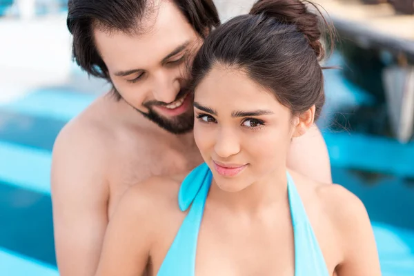 Hermosa Pareja Joven Posando Cerca Piscina — Foto de stock gratis