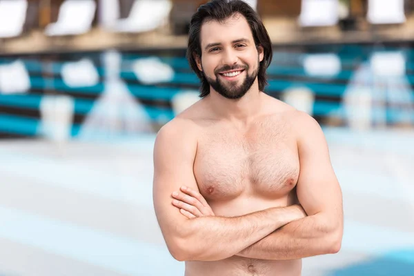 Hombre Barbudo Pie Con Brazos Cruzados Piscina — Foto de stock gratuita