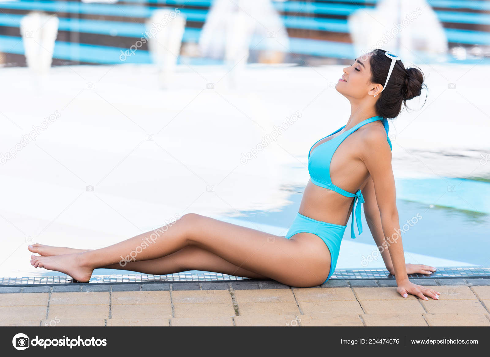 Chica Bronceada Bikini Azul Relajante Sol Piscina Foto de stock gratis © AllaSerebrina #204474076