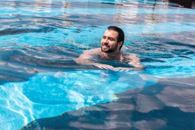 sakallı adam havuzda gülümseyen 