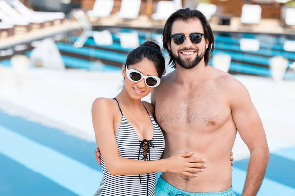 Beautiful Couple Sunglasses Embracing Swimming Pool — Stock Photo, Image