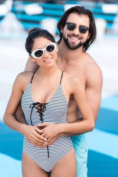 Young Couple Sunglasses Hugging Posing Swimming Pool — Stock Photo, Image