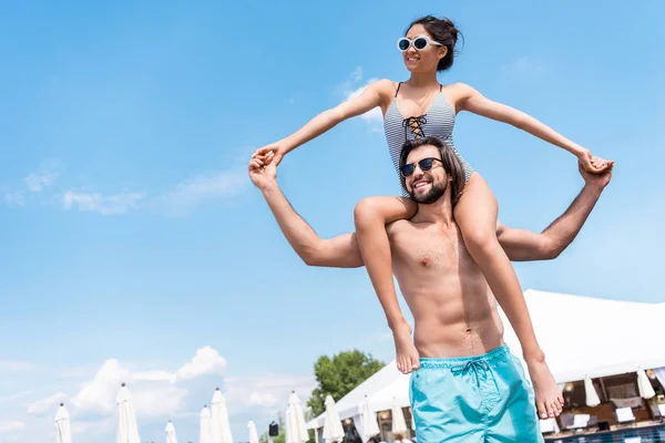 Chica Feliz Traje Baño Divertirse Sentarse Los Hombros Novio — Foto de Stock