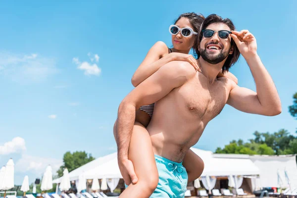 Guapo Novio Piggybacking Novia Resort — Foto de Stock