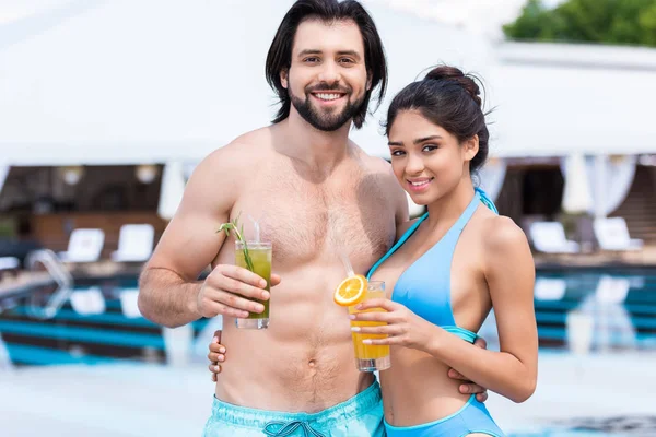 Pareja Sosteniendo Vasos Limonadas Cerca Piscina — Foto de stock gratis