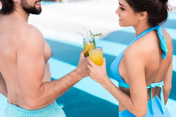 Jovem Casal Clinking Com Copos Coquetéis Álcool Perto Piscina — Fotografia de Stock