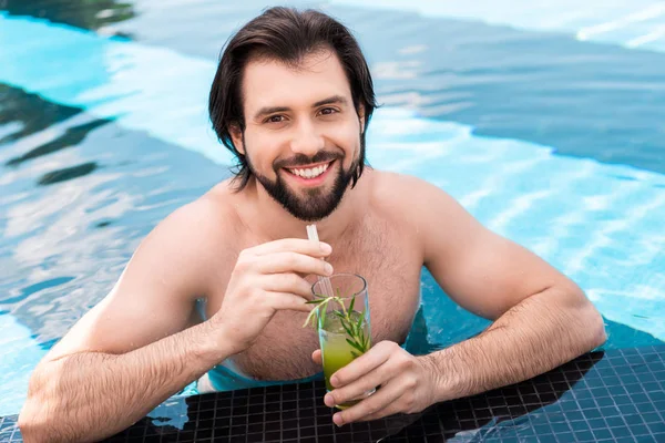 Stilig Skäggig Man Med Glas Cocktail Poolen — Stockfoto