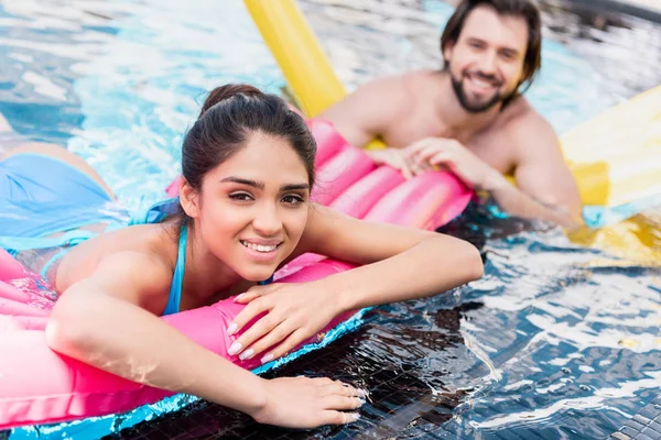 Cuplu Fericit Înot Saltea Gonflabilă Galben Roz Piscină — Fotografie, imagine de stoc