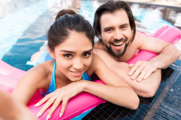 Hermosa Pareja Sonriente Nadando Colchón Inflable Rosa Piscina Tomando Selfie — Foto de stock gratis