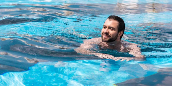 Szép Szakállas Férfi Úszás Medencében — Stock Fotó