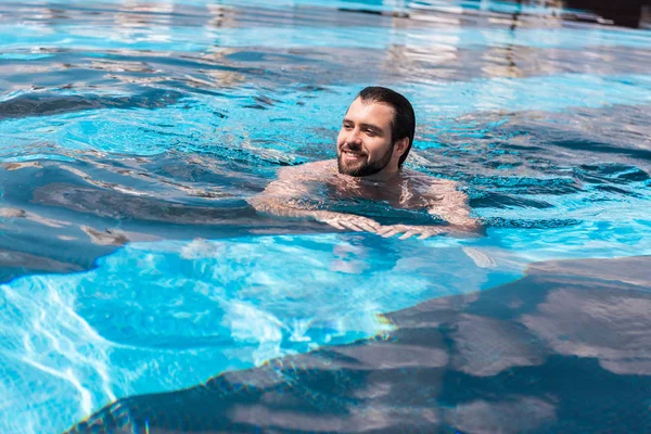 Mosolygó Szakállas Férfi Úszás Medencében — Stock Fotó