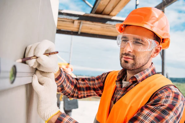 Primer Plano Constructor Sonriente Utilizando Nivel Burbuja Sitio Construcción — Foto de Stock