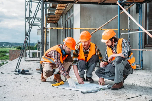 Gros Plan Groupe Constructeurs Heureux Ayant Une Conversation Sur Plan — Photo