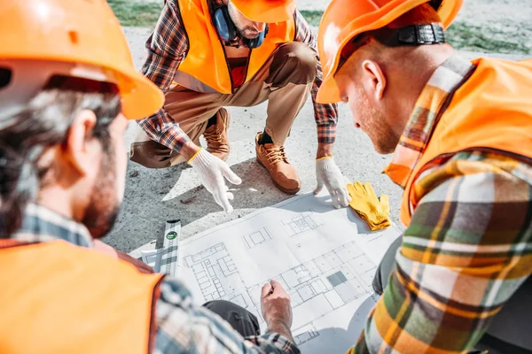 Close Shot Group Builders Hard Hats Having Conversation Building Plan — Stock Photo, Image