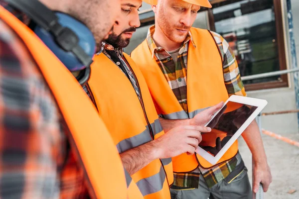 Närbild Skott Gruppen Byggare Använder Digitala Tablett Byggarbetsplats — Stockfoto