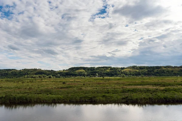 Vue Panoramique Belle Rivière Face Champ Vert — Photo