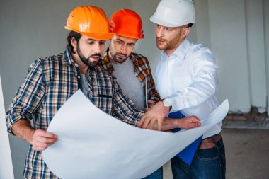 bina inşa içinde konuşmayı planı ile yetişkin Mimarlar grubu