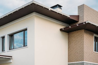 bulutlu gökyüzü altında yeni inşa edilmiş yapı kısmi görünümünü