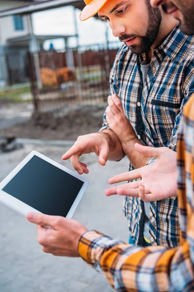 Oříznout Záběr Architektů Pomocí Digitálních Tabletu — Stock fotografie