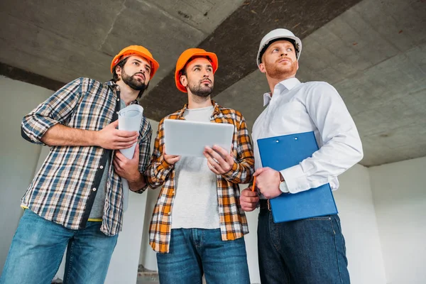 Onderaanzicht Van Groep Van Architecten Met Tablet Zoek Weg Binnenkant — Stockfoto