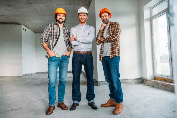 Grupo Arquitetos Dentro Construção Edifício Olhando Para Câmera — Fotografia de Stock