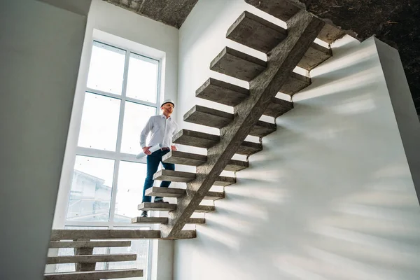 Arquiteto Bonito Camisa Branca Indo Para Cima Dentro Casa Construção — Fotografia de Stock