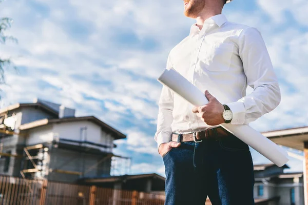 Recortado Tiro Arquitecto Camisa Blanca Con Plano Pie Patio Delante —  Fotos de Stock