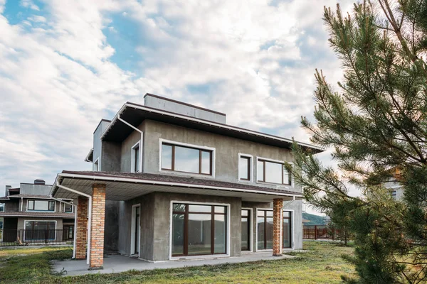 Modern Concrete Building Cloudy Sky — Stock Photo, Image