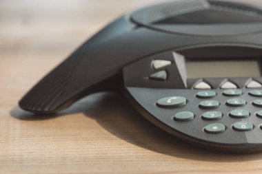konferans telefon kısmi görünümünü ofis ahşap tablo