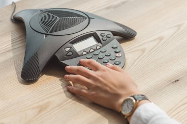Hoparlörü ofis ahşap masa üzerinde düğmeye işkadını kadeh kırpılmış