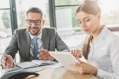 başarılı genç işadamı ve birlikte modern ofiste çalışan iş kadını