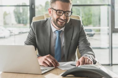 modern ofisi Hoparlörü kullanma yakışıklı gülümseyen iş adamı