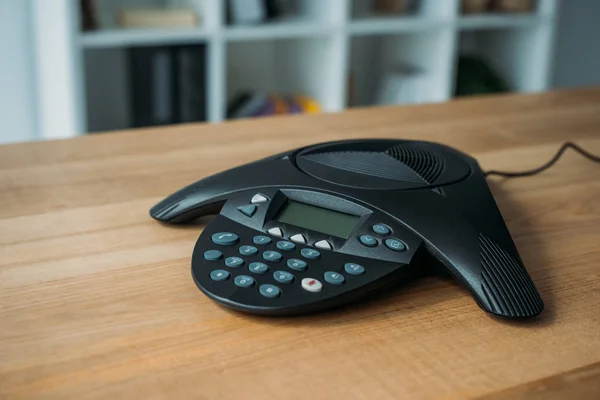 Konferenztelefon Auf Holztisch Büro Mit Verschwommenen Bücherregalen Hintergrund — kostenloses Stockfoto