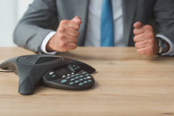 Обрезанный Снимок Бизнесмена Сидящего Перед Телефоном Сжимающего Кулаки Офисе — Бесплатное стоковое фото