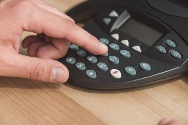 Tiro Cortado Homem Empurrando Botão Telefone Conferência Mesa Madeira — Fotografia de Stock