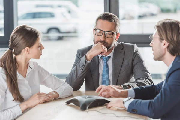 Doordachte Ernstige Zakenmensen Conferentie Telefoon Gebruiken Bij Moderne Kantoor — Stockfoto