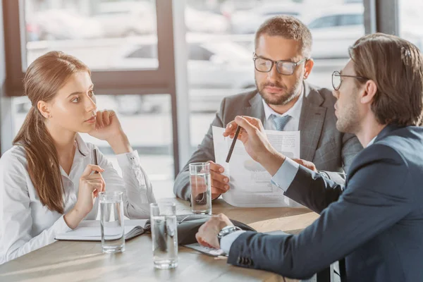 Gruppo Uomini Affari Con Contratti Che Riuniscono Ufficio Moderno — Foto Stock