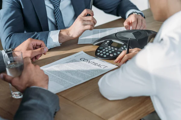 Plano Recortado Grupo Empresarios Con Contratos Que Reúnen Oficina Moderna — Foto de Stock