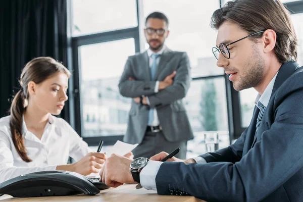 Empresários Confiantes Trabalhando Juntos Sala Conferências Escritório Moderno — Fotografia de Stock