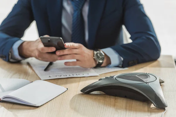 Tiro Cortado Homem Negócios Usando Smartphone Local Trabalho — Fotografia de Stock